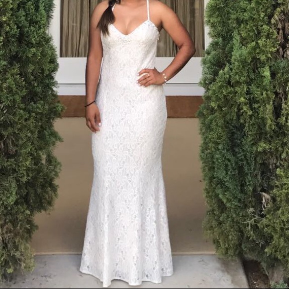 Long white backless dress - Picture 3 of 3